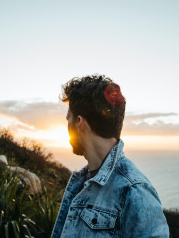 ragazzo di successo si lascia ispirare dal tramonto