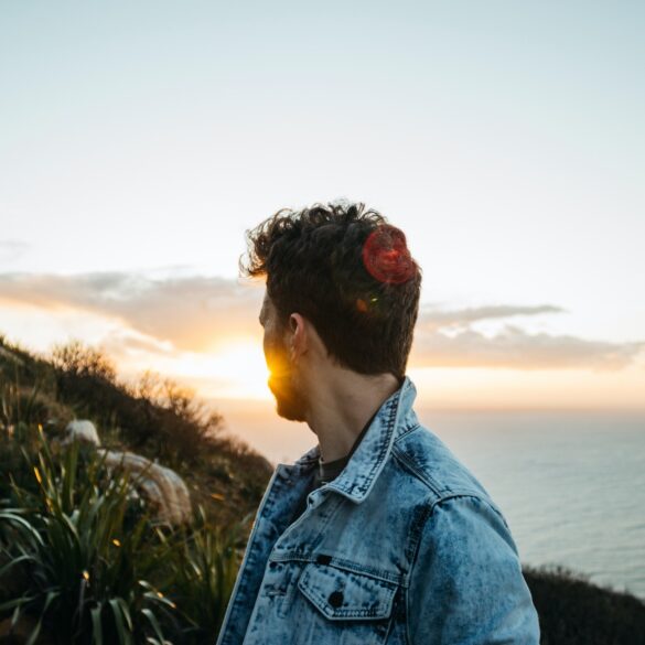ragazzo di successo si lascia ispirare dal tramonto