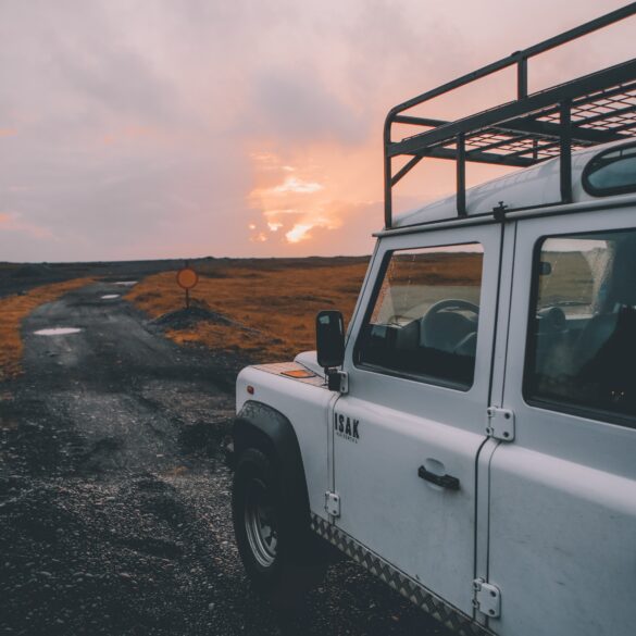 jeep che esplora una landa selvaggia