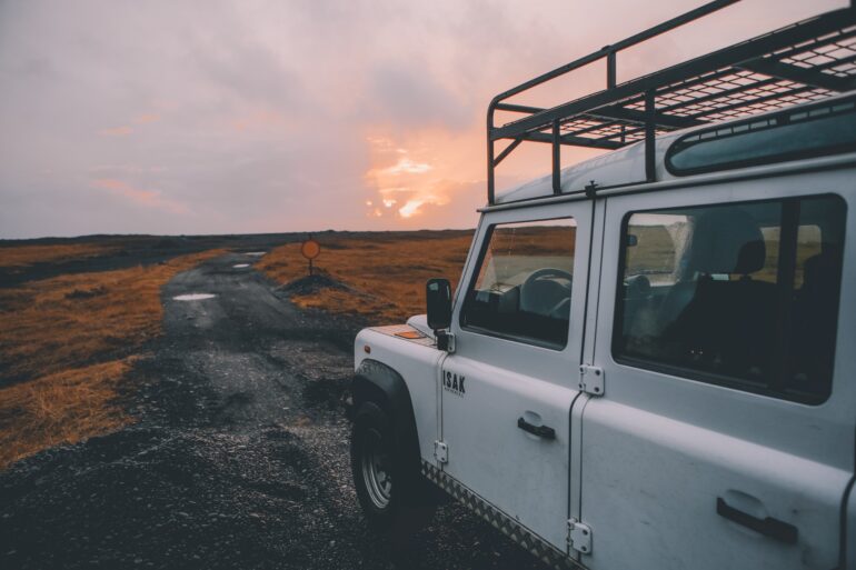 jeep che esplora una landa selvaggia